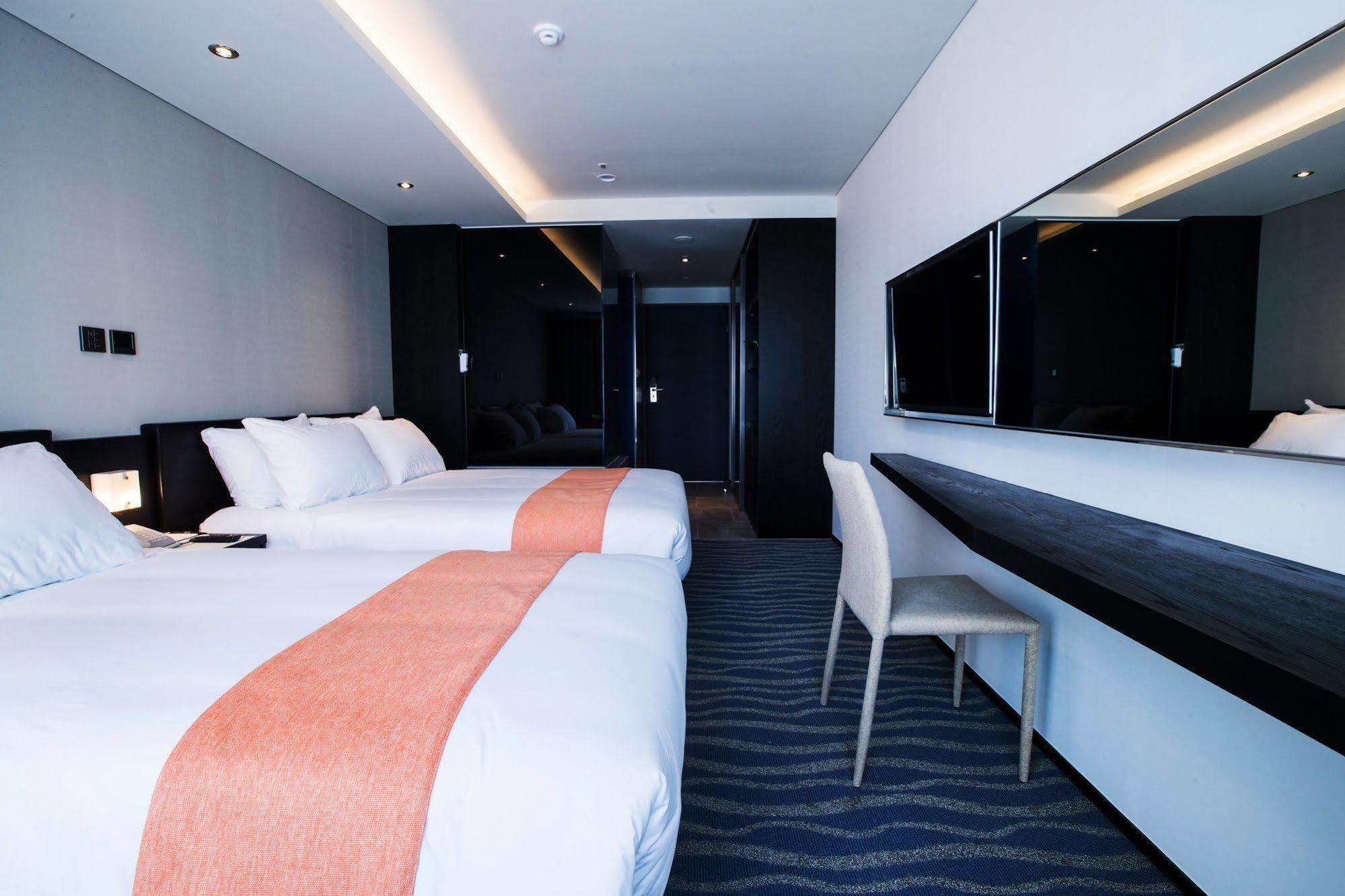 Gloucester Hotel Чеджудо Экстерьер фото
